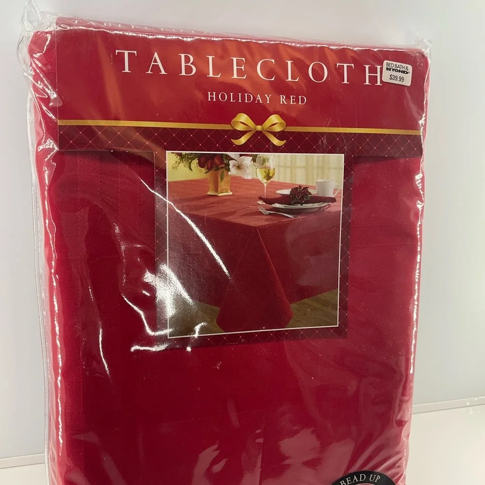 BED BATH & BEYOND sz 60”x 120”Holiday Tablecloth Oblong Tone on Tone Plaid Red